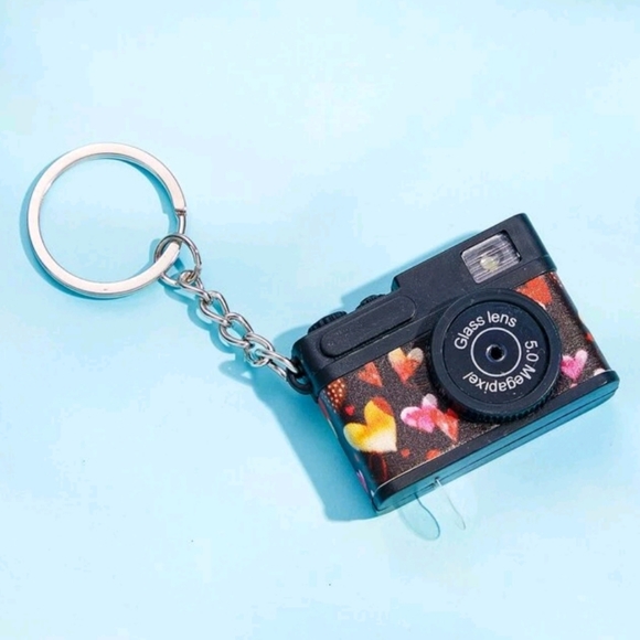 Heart Print Retro Digital Camera w/ Flash Keychain - Picture 2 of 12